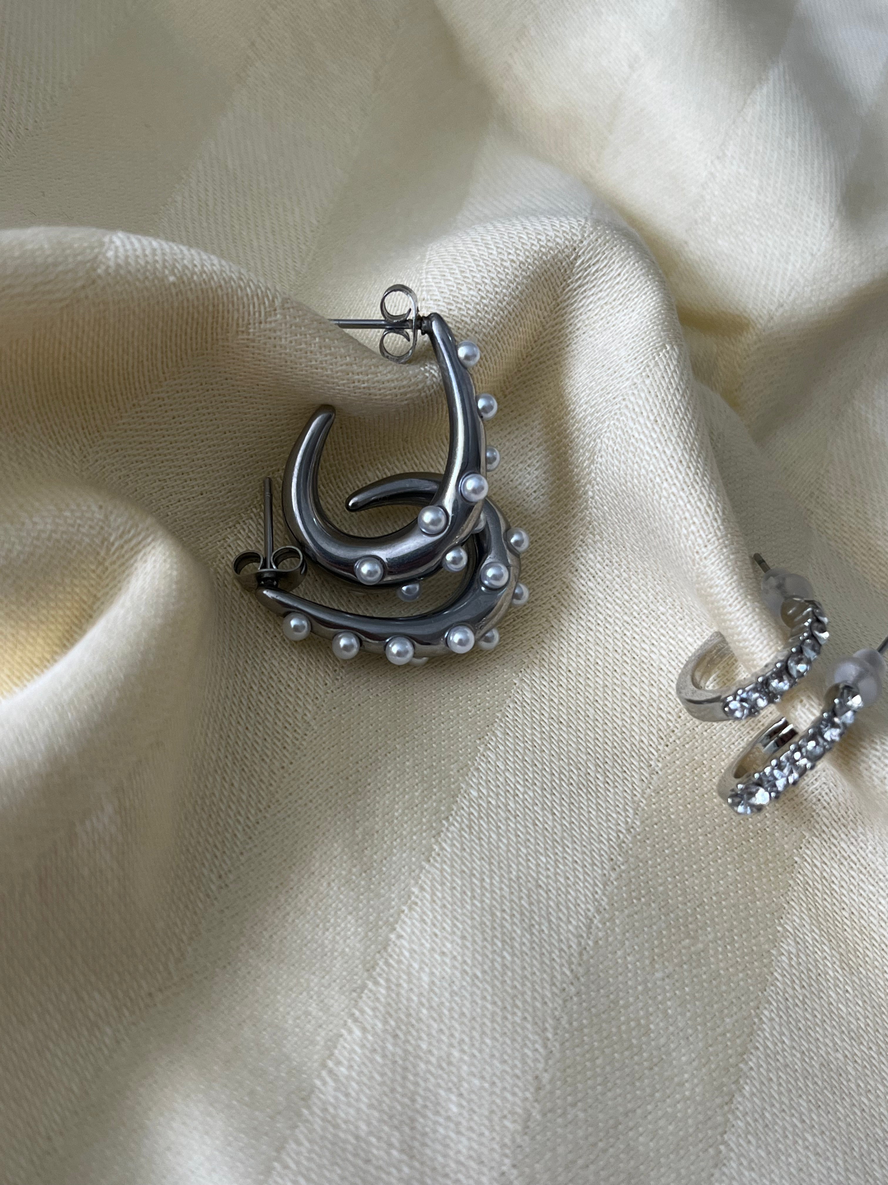 İnci Detay Çelik Küpe Kombini