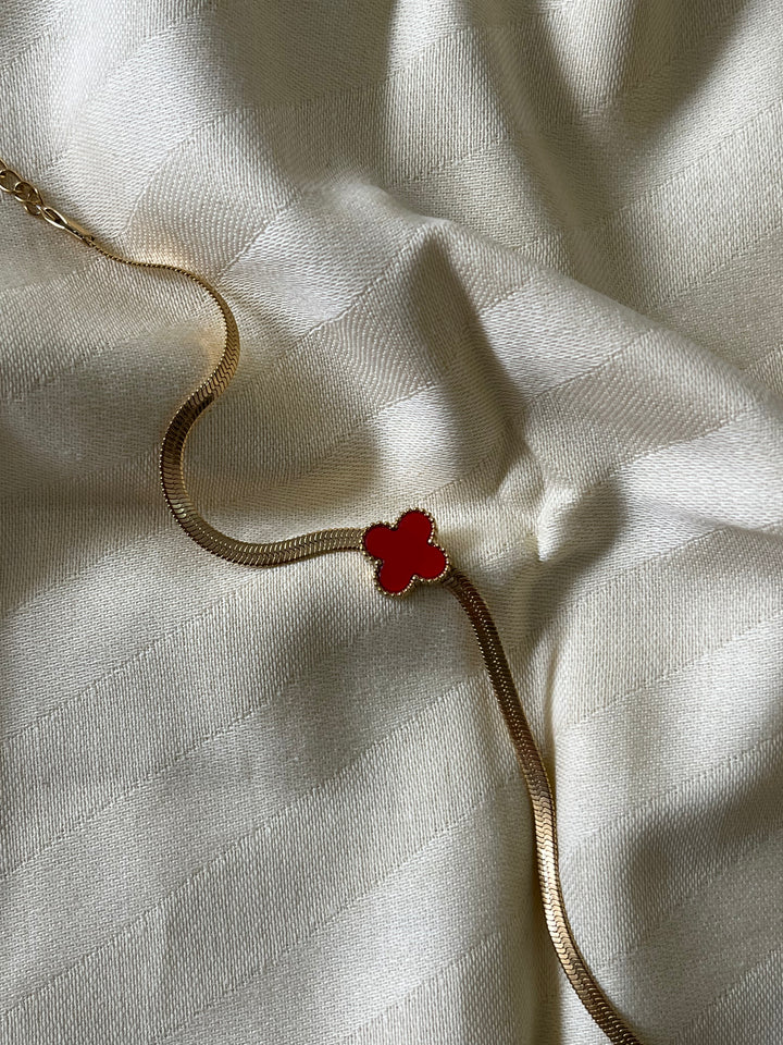 Yonca Detay Kırmızı Çelik Bileklik