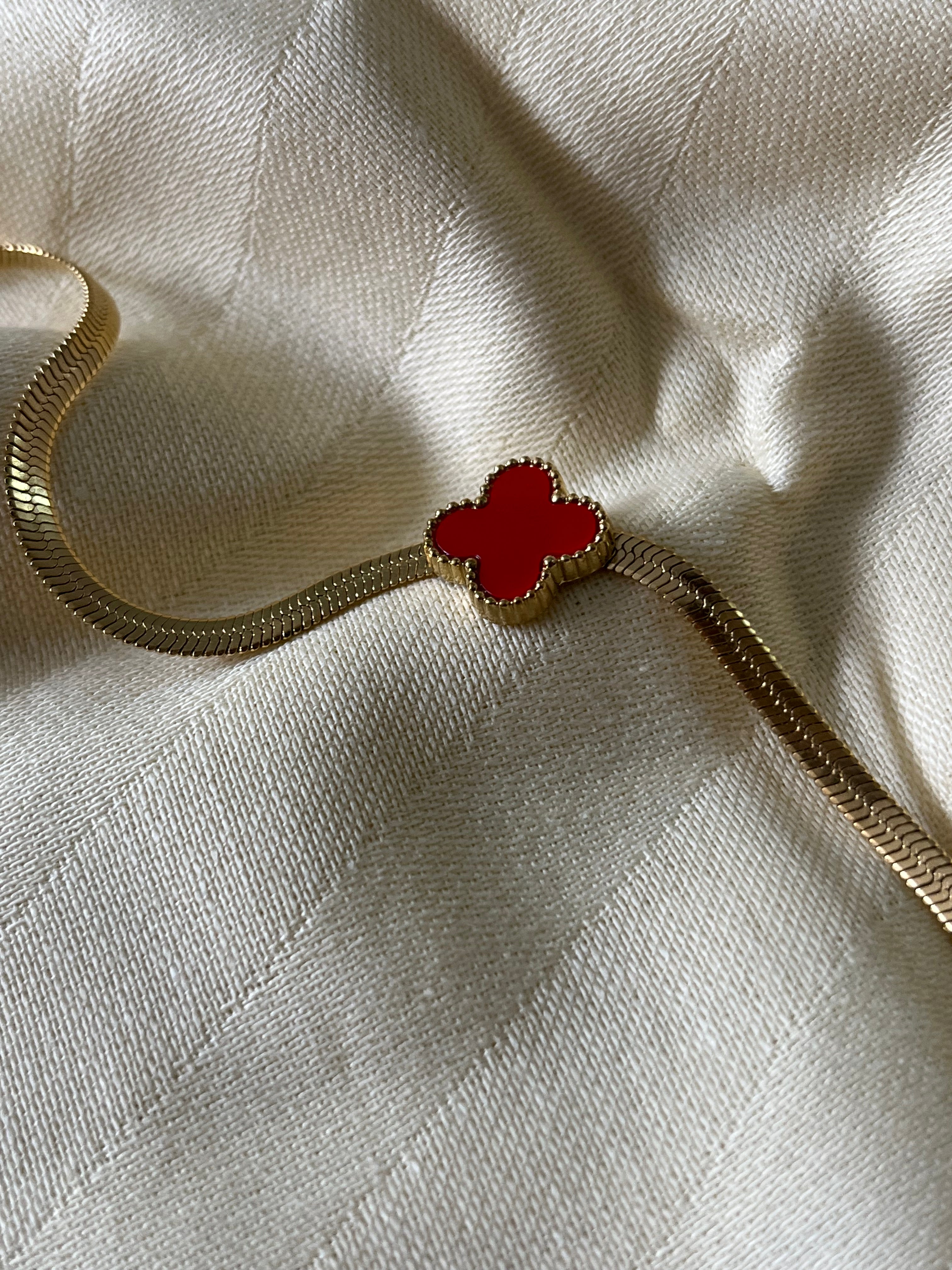 Yonca Detay Kırmızı Çelik Bileklik