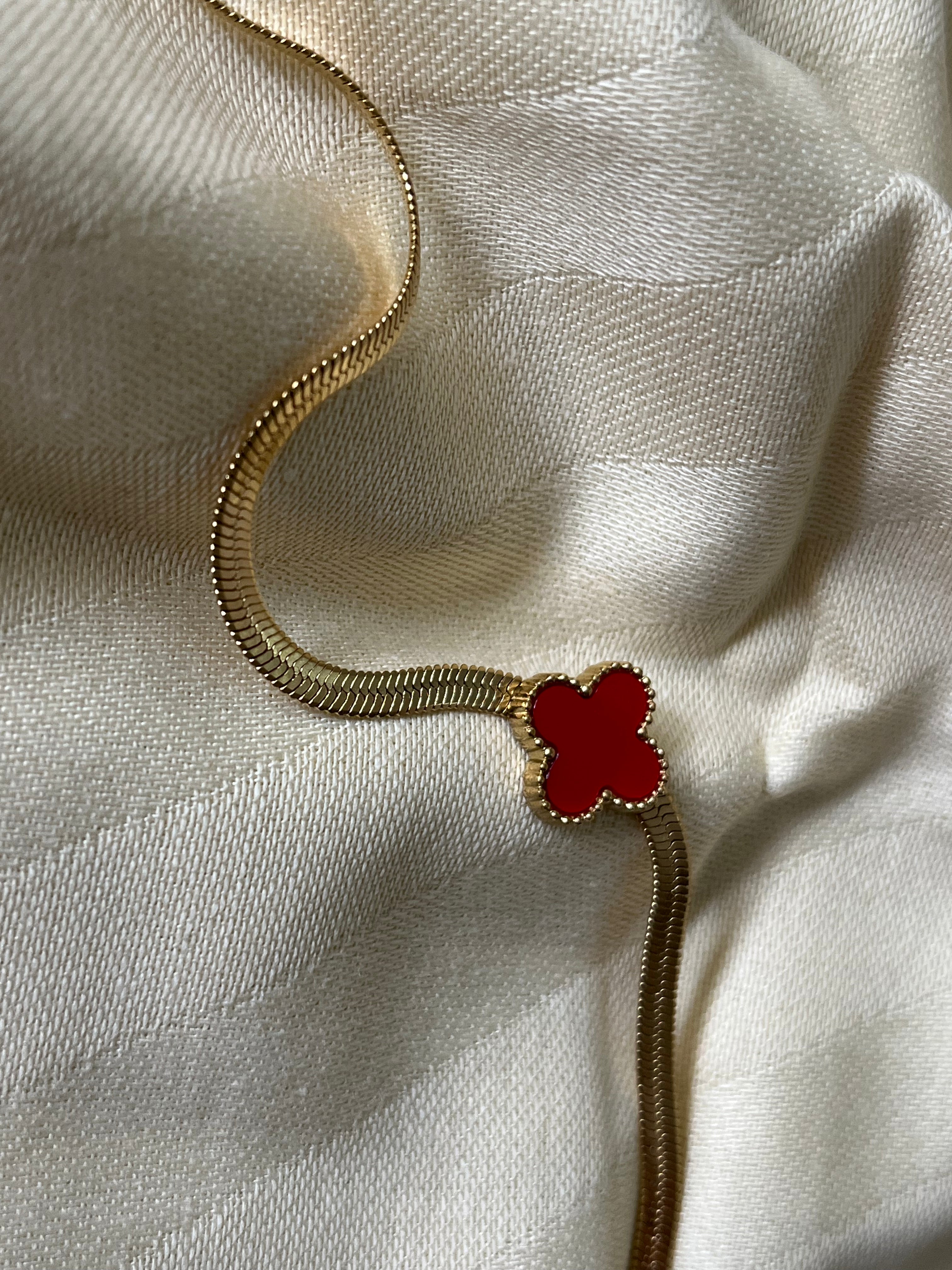 Yonca Detay Kırmızı Çelik Bileklik