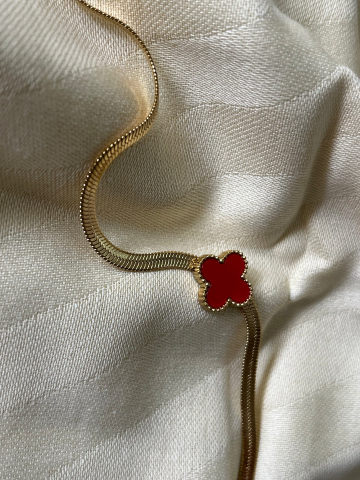 Yonca Detay Kırmızı Çelik Bileklik