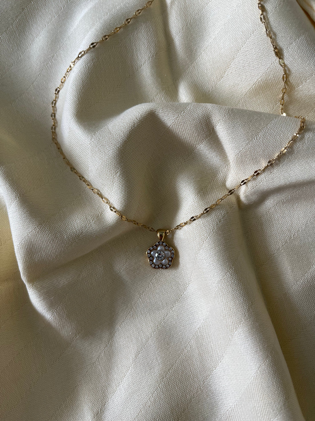 Krem Detay Çelik Kolye