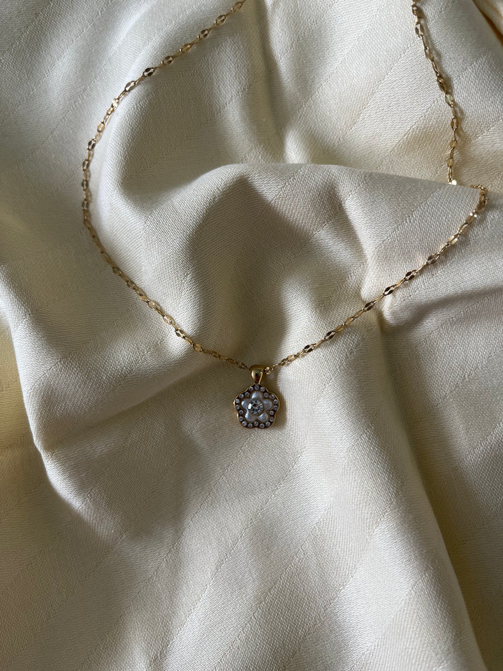 Krem Detay Çelik Kolye