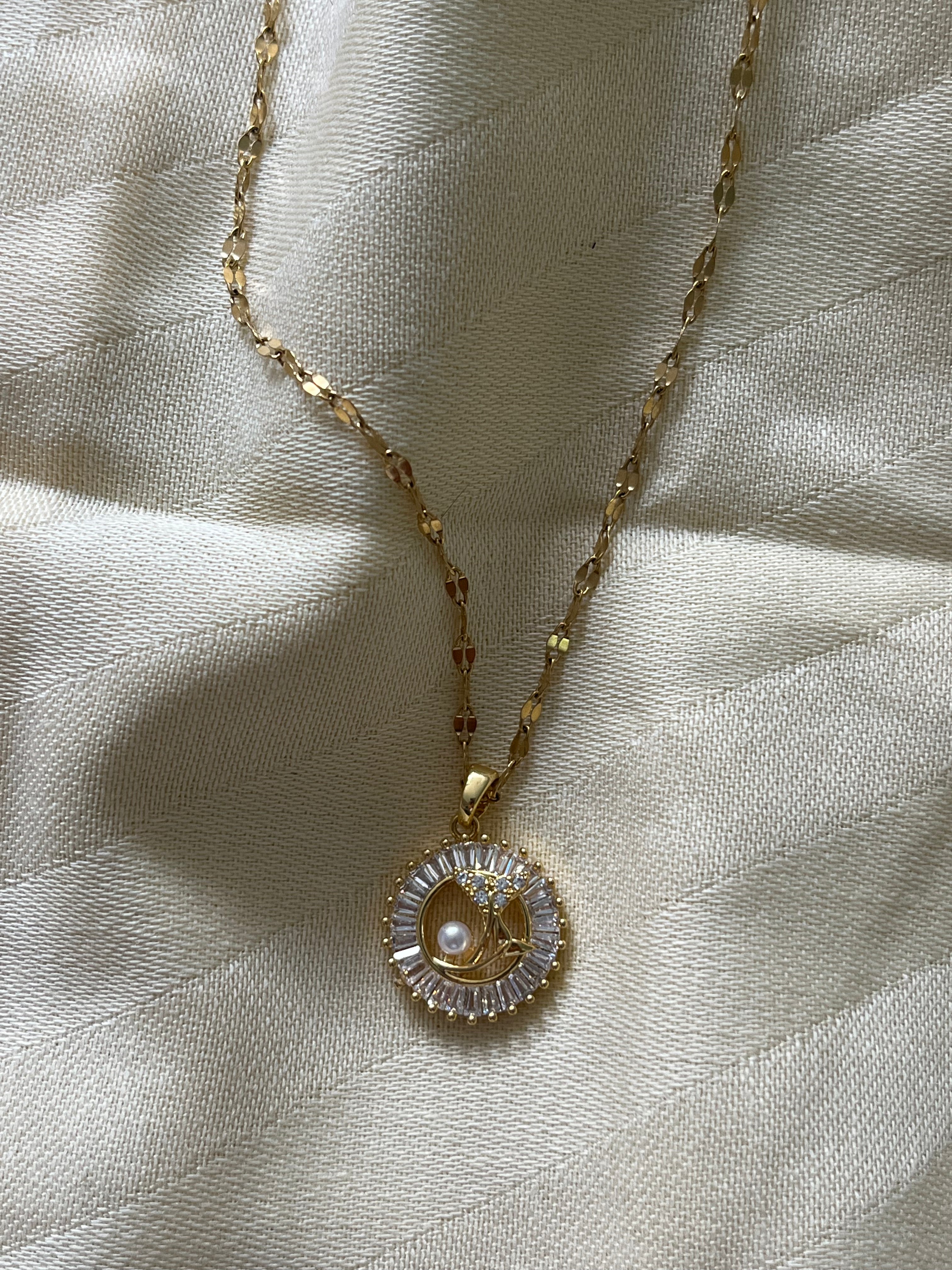 Yuvarlak Kesim Taşlı Çelik Kolye