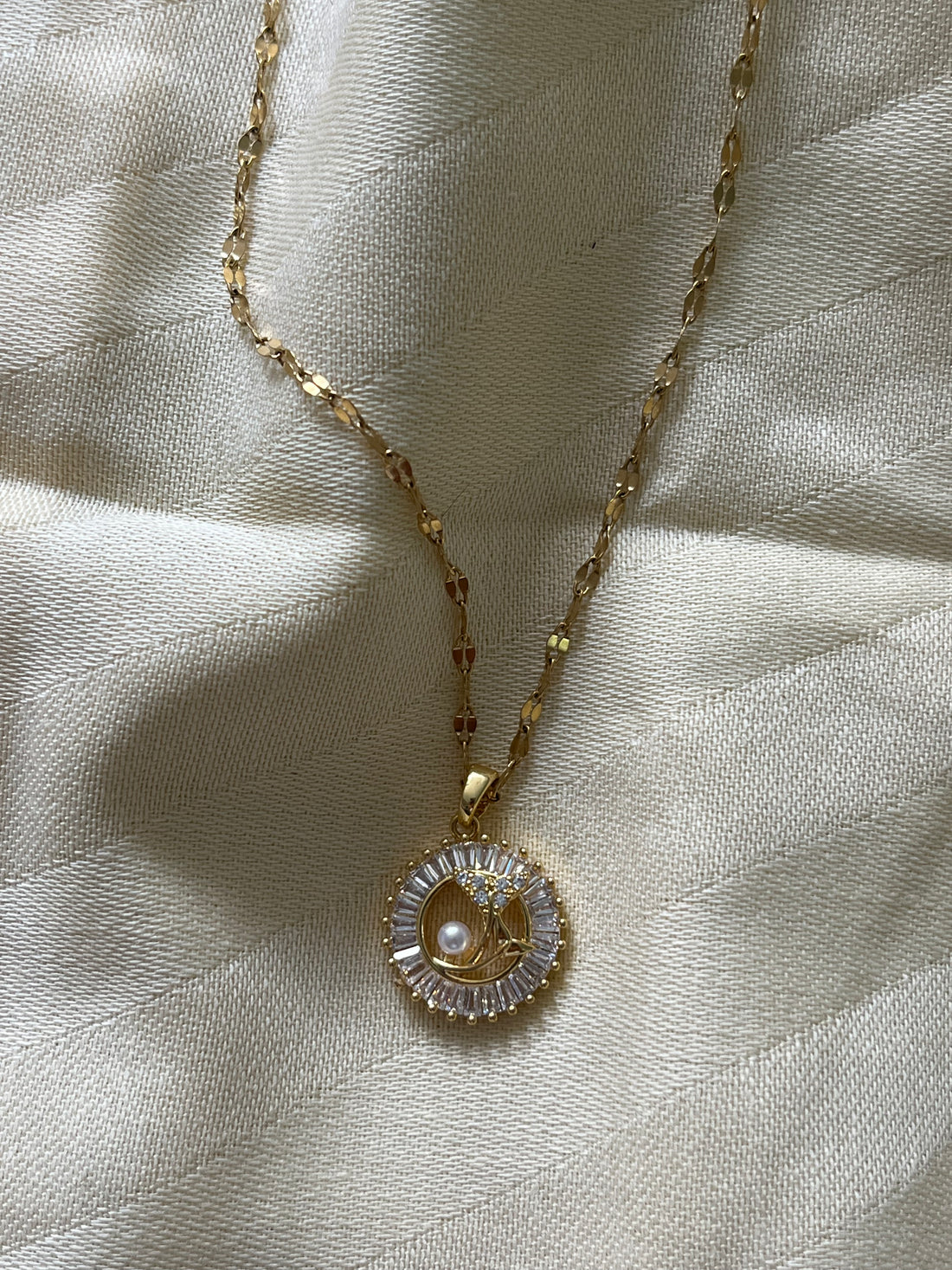 Yuvarlak Kesim Taşlı Çelik Kolye