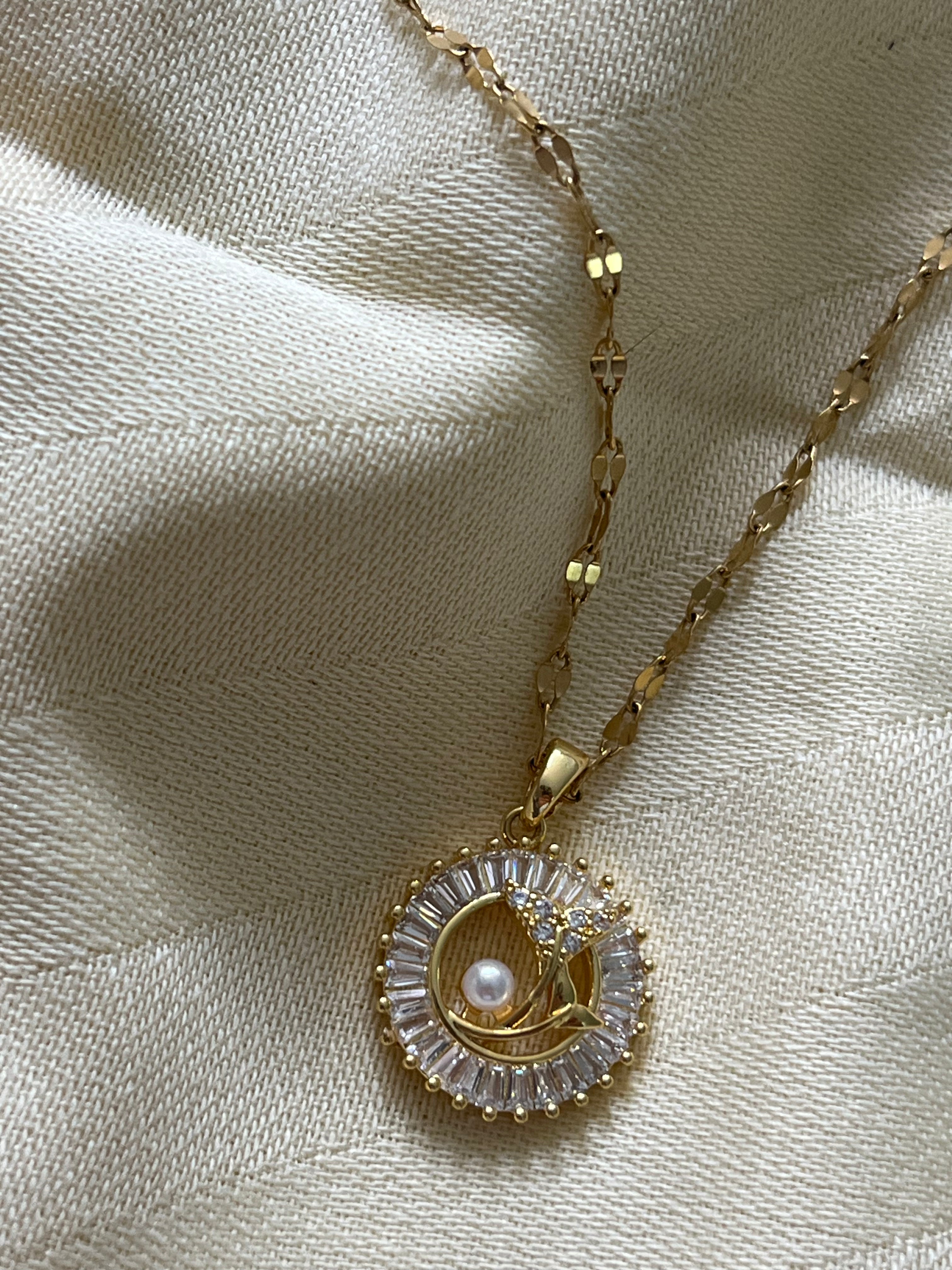 Yuvarlak Kesim Taşlı Çelik Kolye