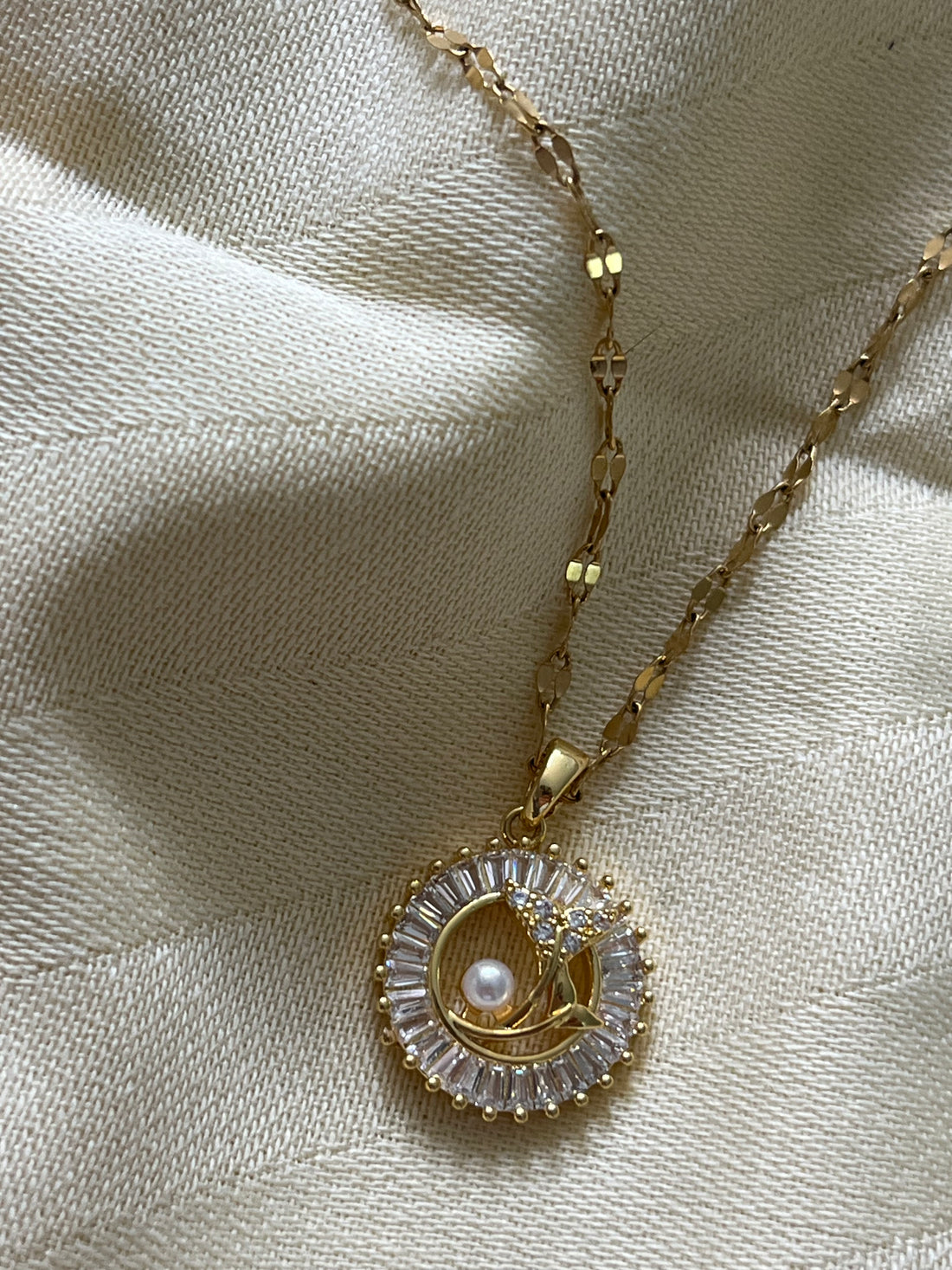 Yuvarlak Kesim Taşlı Çelik Kolye