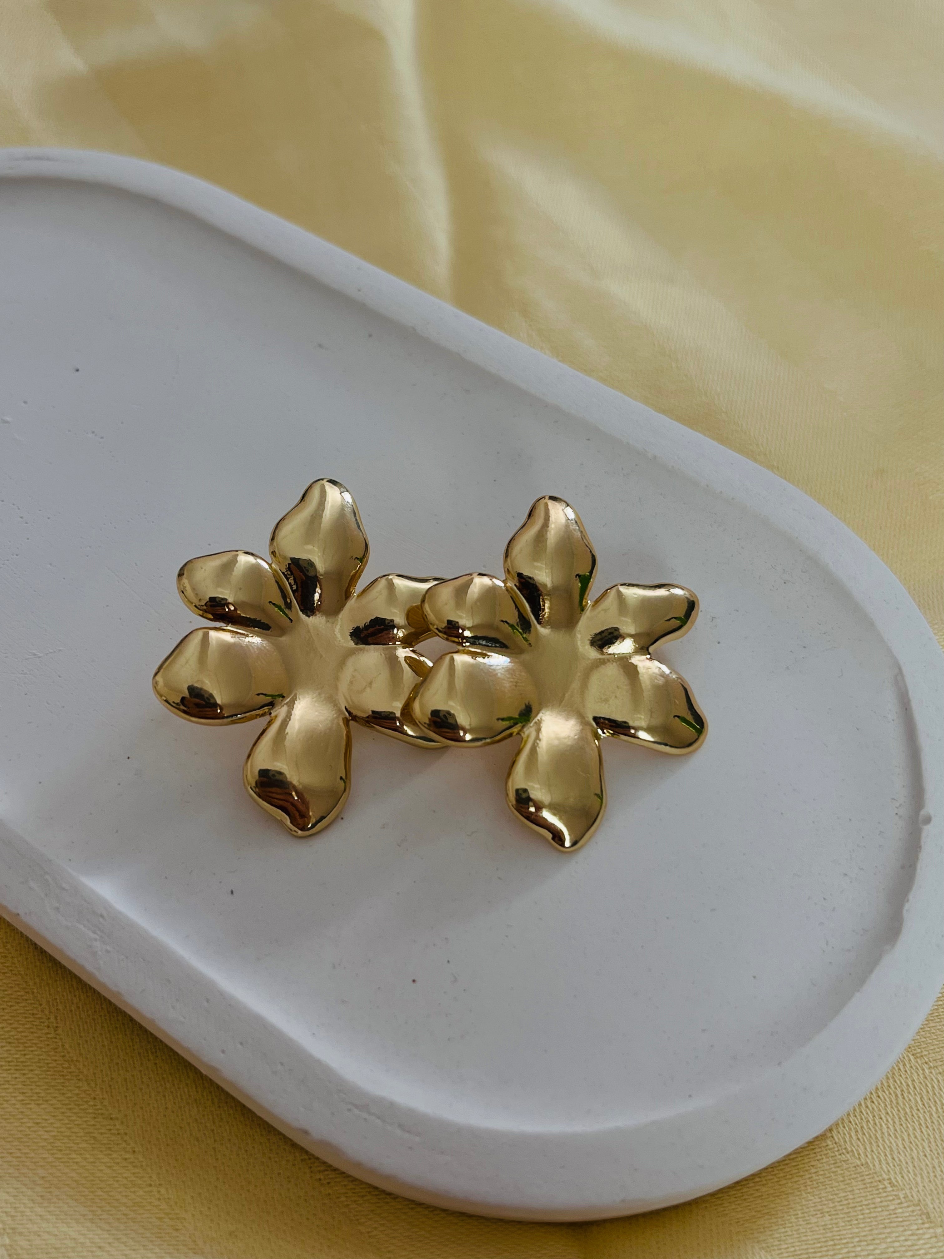 Çiçek Detay Şık Çelik Küpe