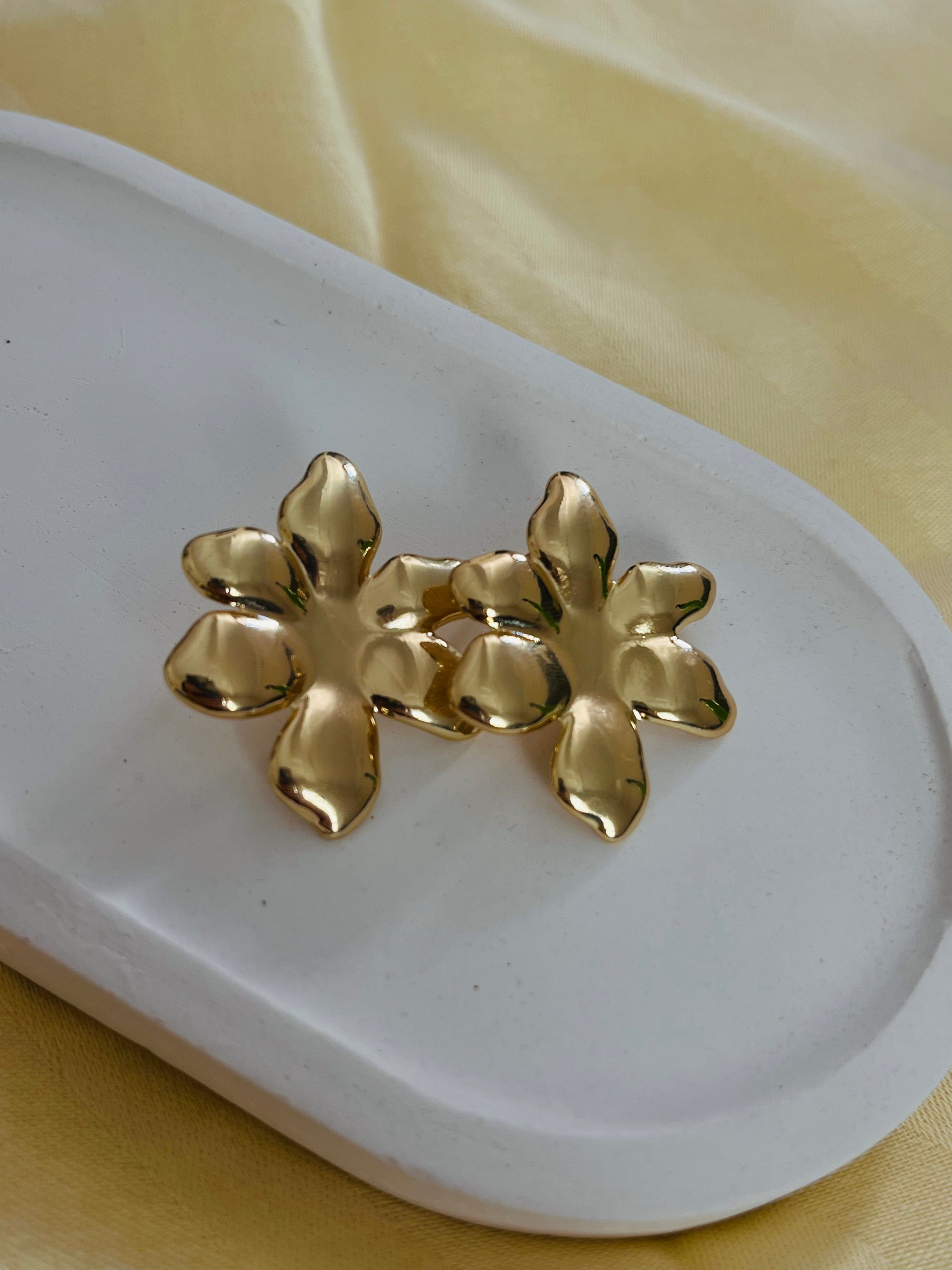 Çiçek Detay Şık Çelik Küpe