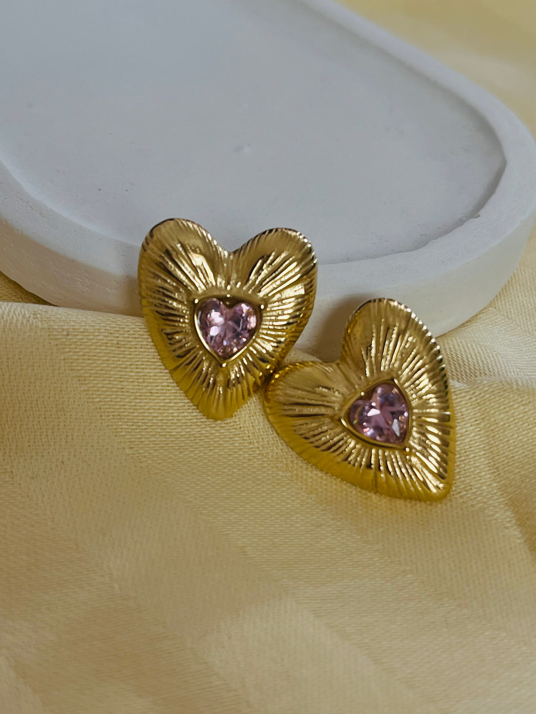 Pembe Taş Detay Çelik Kalp Küpe