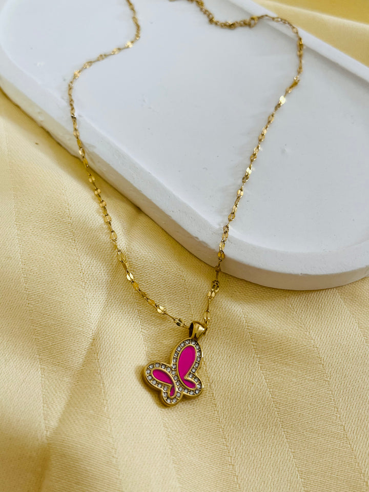 Pembe Kelebek Detay Çelik Kolye