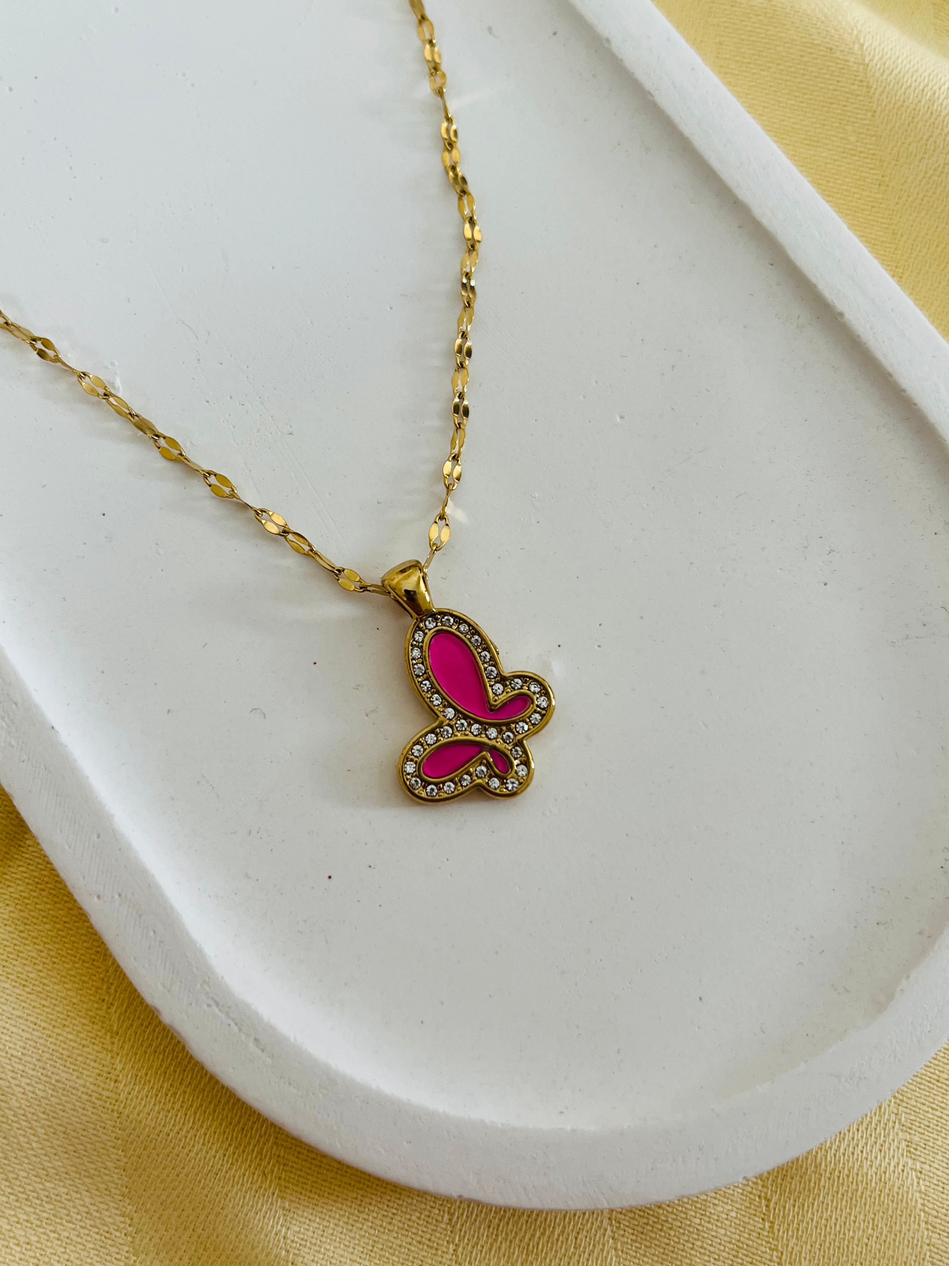 Pembe Kelebek Detay Çelik Kolye